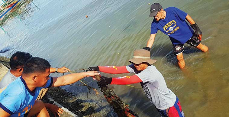 Knights of Columbus volunteers clean the ocean